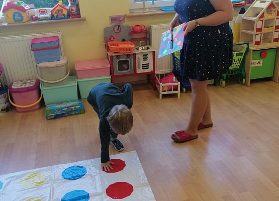 Zabawa dzieci na planszy w kropki