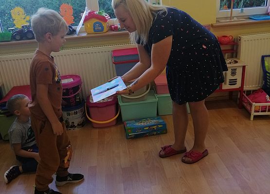 Zabawa dzieci na planszy w kropki