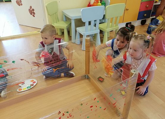 Dzieci malują na streczu