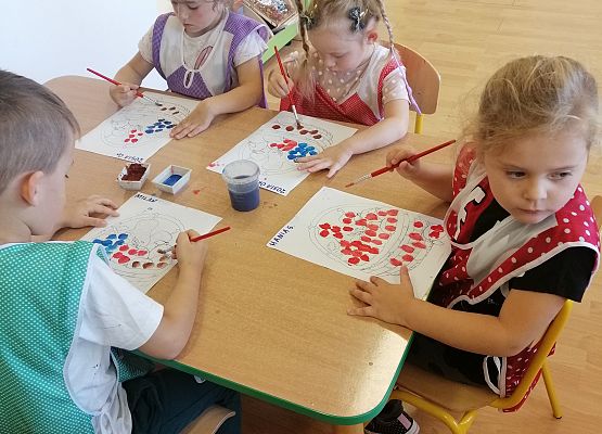 Przedszkolaki wykonują prace plastyczne w kropki