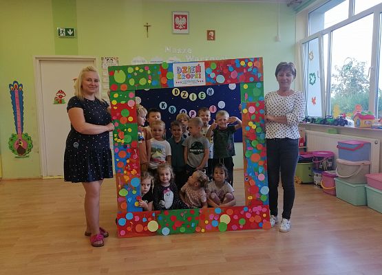 Zdjęcie grupowe w ramce w kropki