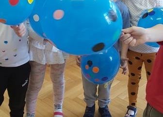 Przedszkolaki z balonami w kropki