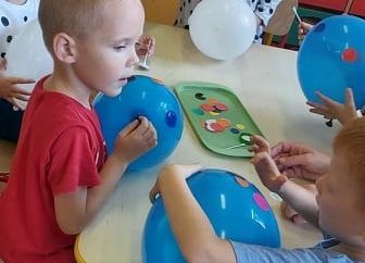 Przedszkolaki malują balony w kropki