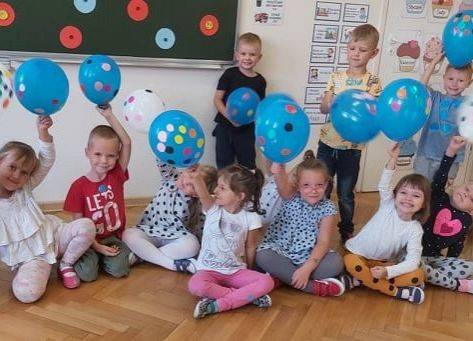 Przedszkolaki z balonami w kropki