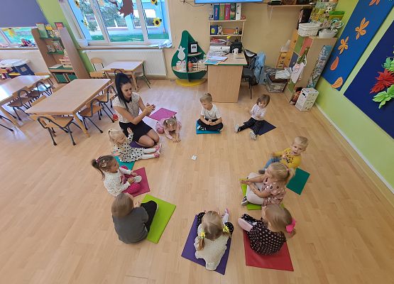 Dzieci liczą kropki.