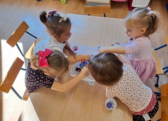 Dzieci łowią pompony