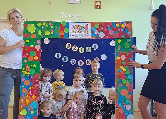 Dzieci pozują do zdjęcia w fotobudce