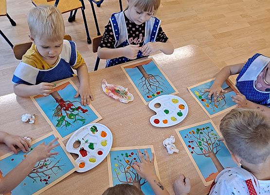 Dzieci pracują przy stoliku