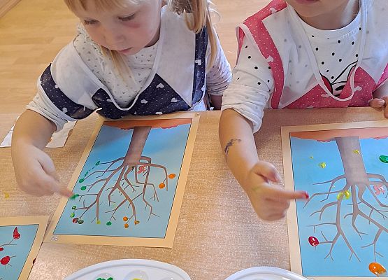 Dziewczynki malują palcem