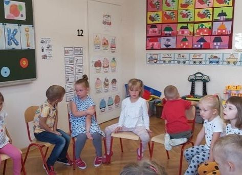 Dzieci słuchają opowiadania o kropkach