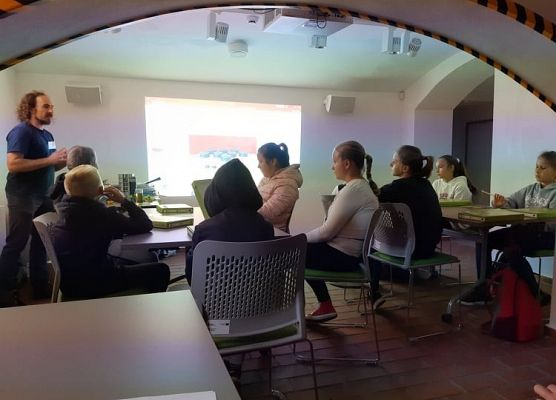 Uczniowie podczas zajęć