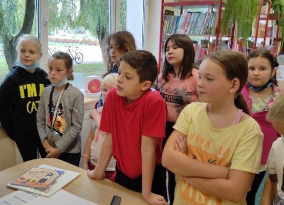 Uczniowie słuchają z zaciekawieniem