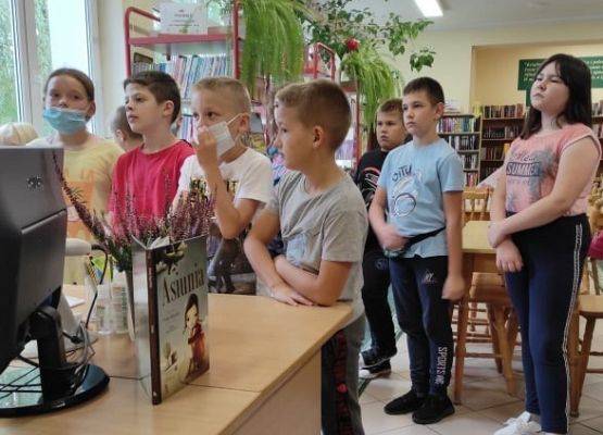 Uczniowie słuchają z zaciekawieniem