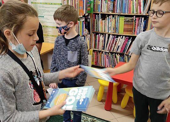 Uczniowie szukają odpowiednich dla siebie książek