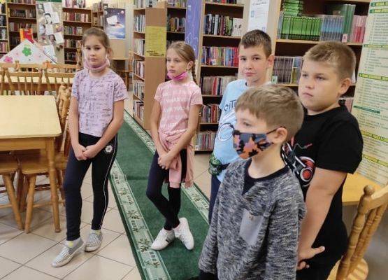 Uczniowie w bibliotece