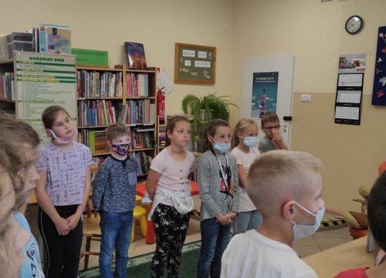 Uczniowie w bibliotece