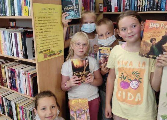 Uczniowie w szkolnej bibliotece