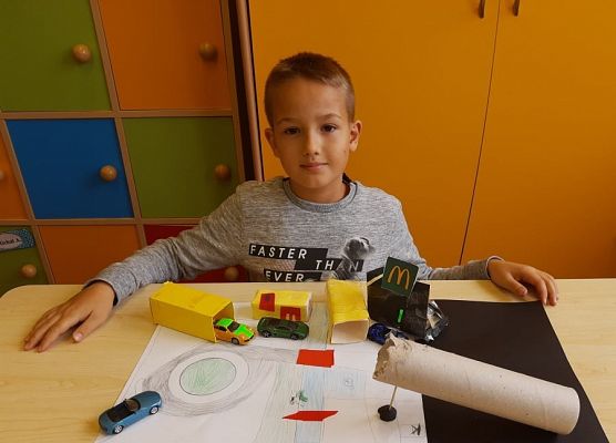 Uczeń przy makiecie