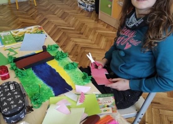 Uczennica wycina elementy do makiety