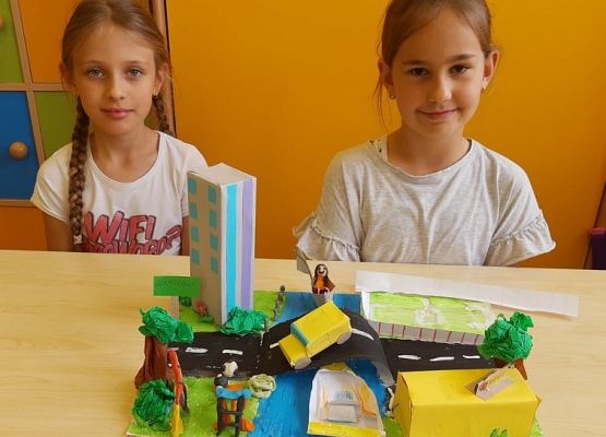Uczennice prezentują wykonaną makietę
