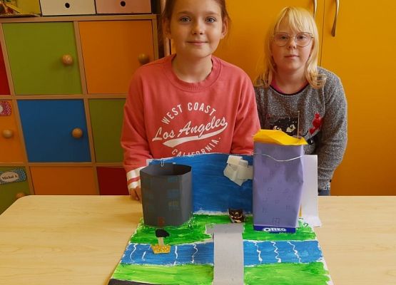 Uczennice prezentują wykonaną makietę