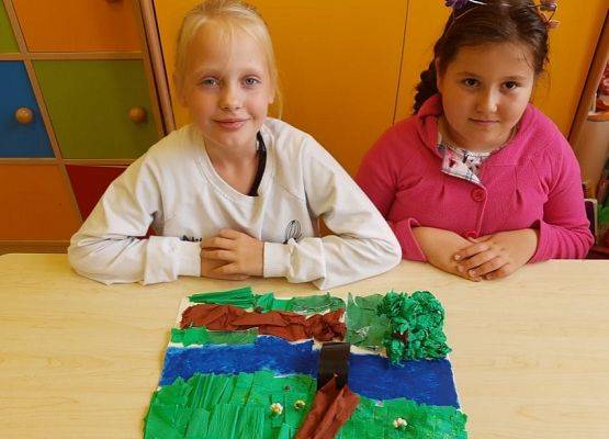 Uczennice prezentują wykonaną makietę