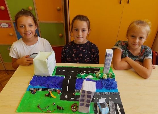 Uczennice prezentują makietę Wisły