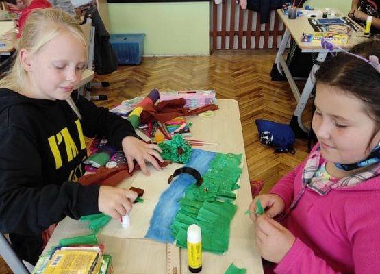 Uczennice wyklejają makietę