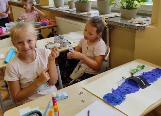 Uczennice podczas pracy nad makietą