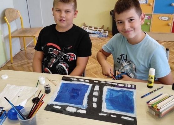 Uczniowie robią makietę