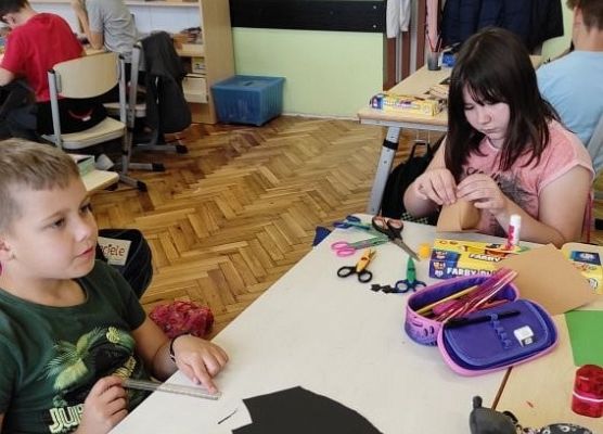 Uczniowie klasy trzeciej podczas prac plastycznych