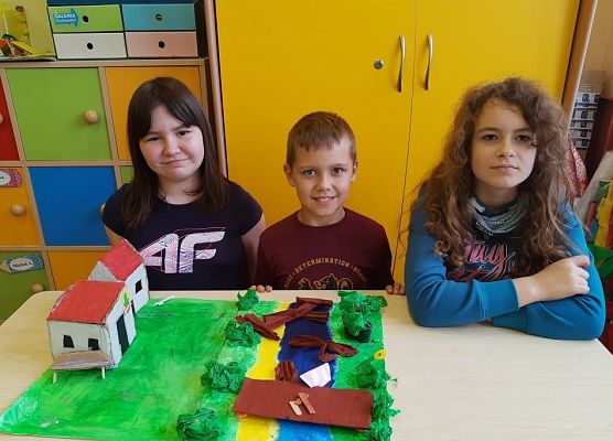 Uczniowie prezentują makietę