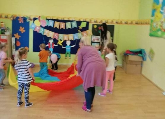 Dzieci bawią się przy użyciu chusty