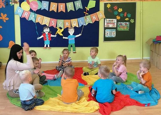 Dzieci naśladują ruchy i gesty nauczycielki