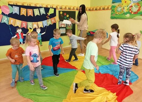 Zabawa ruchowa z chusta