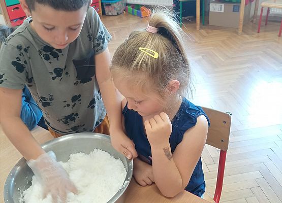 dzieci mieszają składniki