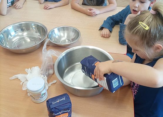 dzieci przygotowują peeling