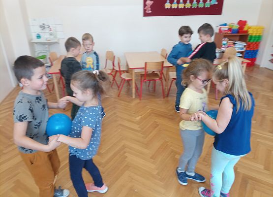 dzieci przygotowują peeling