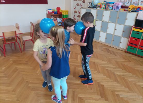 dzieci przygotowują peeling