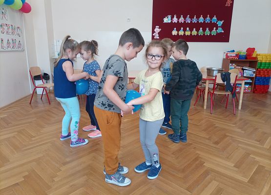 dzieci przygotowują peeling