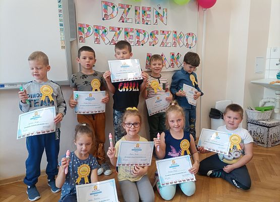 wspólne zdjęcie dzieci z dyplomami i upominkami