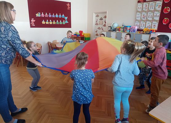 zabawy z chustą animacyjną