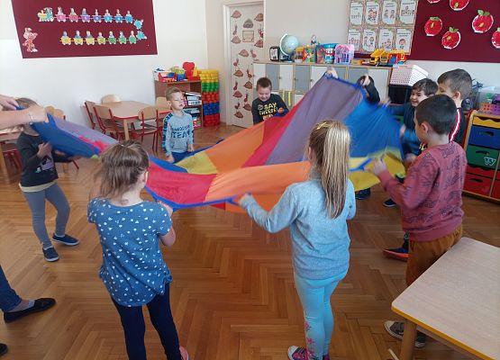 zabawy z chustą animacyjną