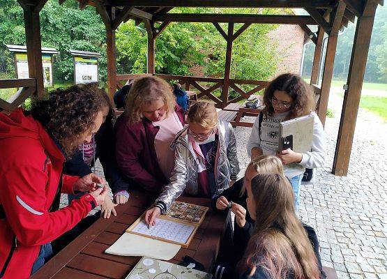 Uczniowie oglądają eksponaty