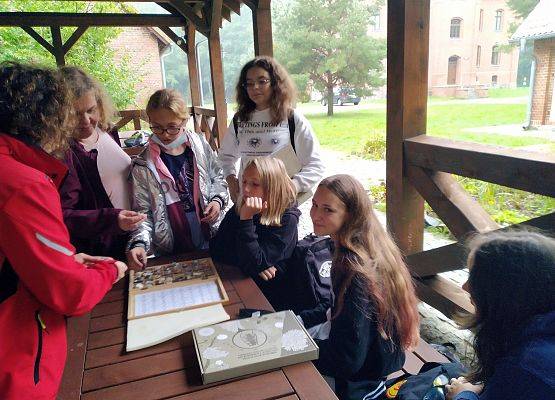 Uczniowie przyglądają się eksponatom