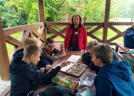 Chłopcy oglądają okruchy skał