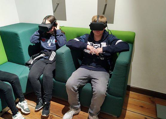 Uczniowie w specjalnych goglach