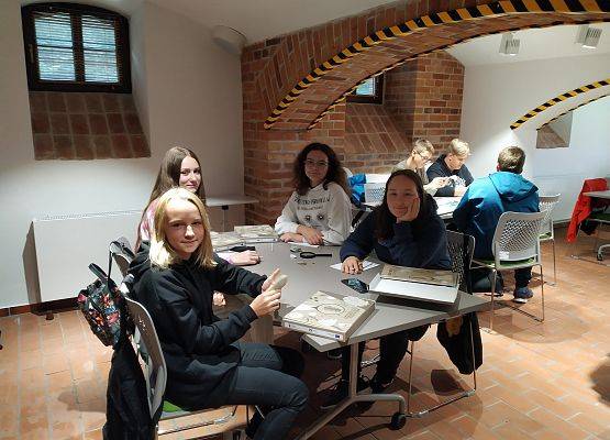 Uczennice siedzą przy stole