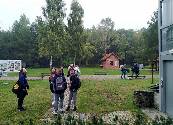 Grupa młodzieży na tle lasu