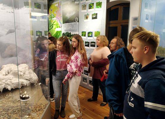 Uczniowie przed wystawą muzealną